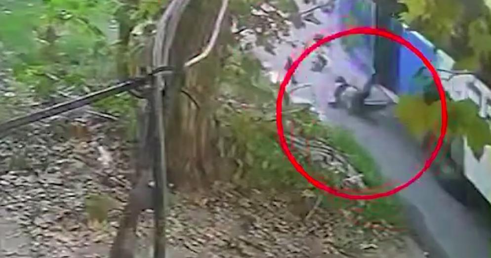 Un niño de 5 años quedó atrapado por la puerta trasera de un colectivo y fue arrastrado durante una cuadra (Video)